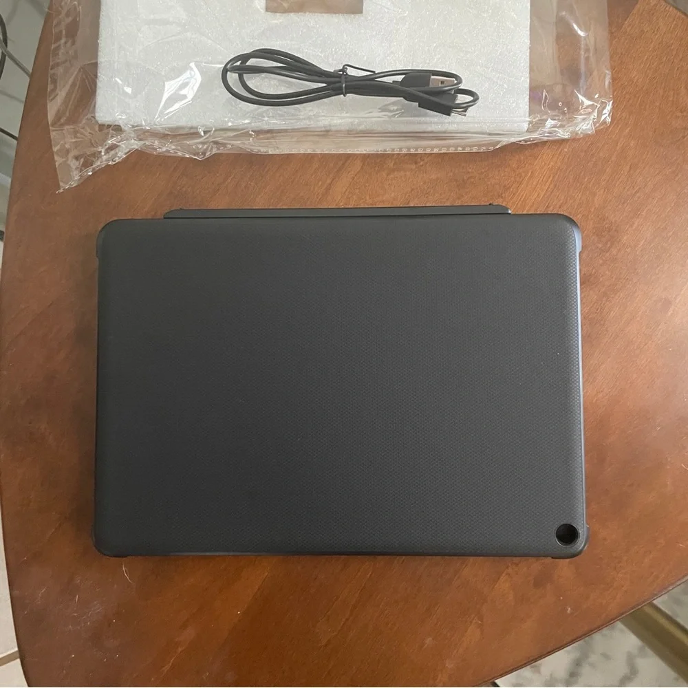 NWT wireless keyboard for fire HD 10 with detachable case. New in box, not used